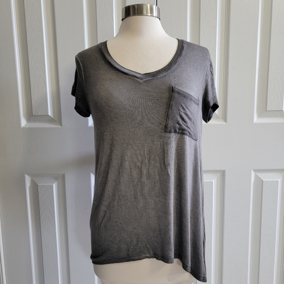 Cable & Gauge V-Neck Pocket Tee, Distressed Charcoal, Women's Size Medium - Picture 5 of 10